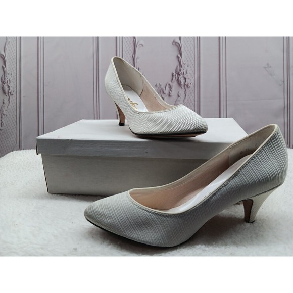 Vintage Fayva Pumps Women's SZ 6M Well Preserved Off White Textured Fabric 1980s - Picture 1 of 10